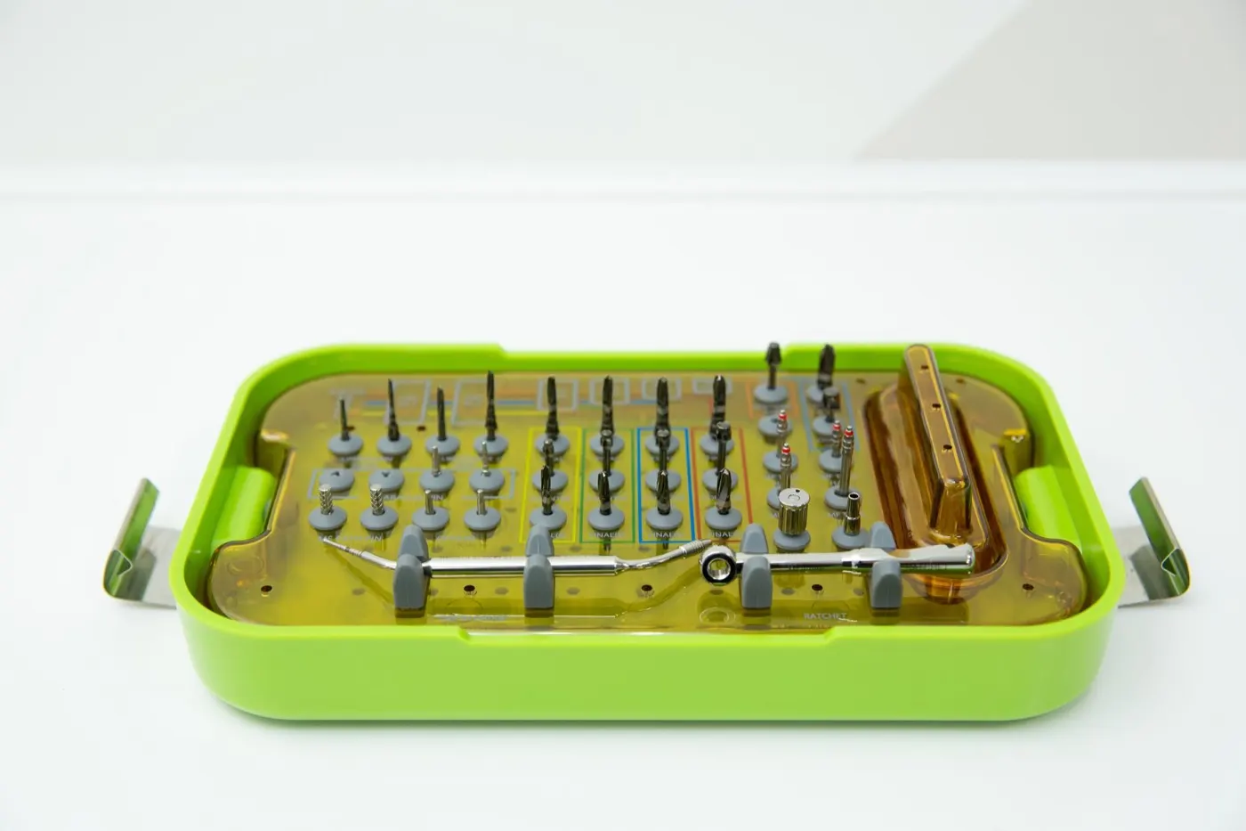 Gli strumenti sul vassoio, sterilizzati